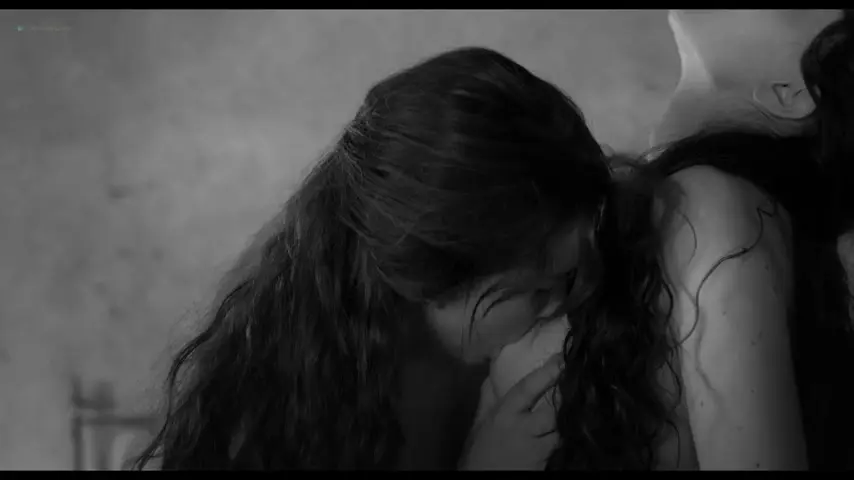 Natalia de Molina, Greta Fernández in Elisa y Marcela (2019) Scene