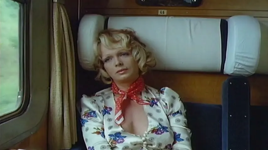 Sylvia Kristel, Teri Tordai, Christine Glasner, Gisela Hahn in Julia (Es war nicht die Nachtigall) (1974) Scene